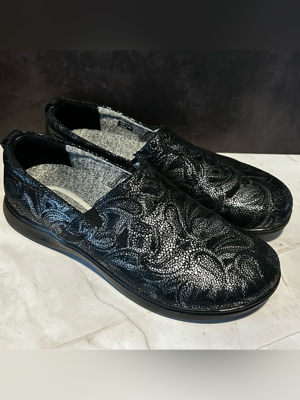 Klogs Women's Black Textured Slip-On Loafers